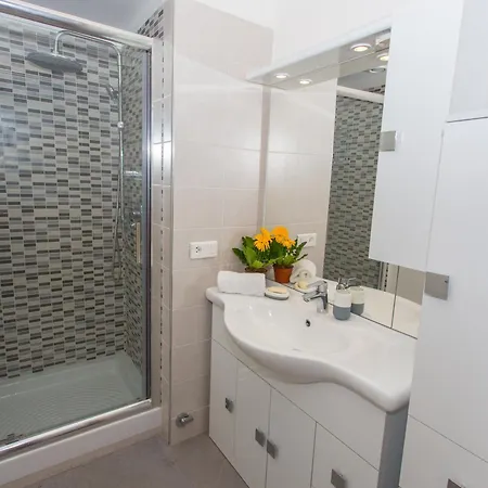 Appartement Menton: 3p Avec Terrasse, Parking, Proche Plages Et Centre - Fr-1-196-230