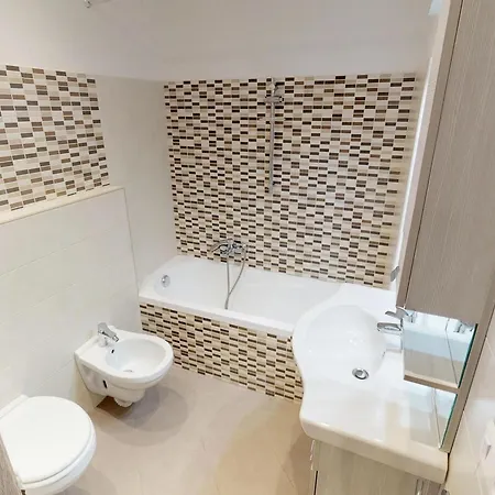 Menton: 3p Avec Terrasse, Parking, Proche Plages Et Centre - Fr-1-196-230 * Menton