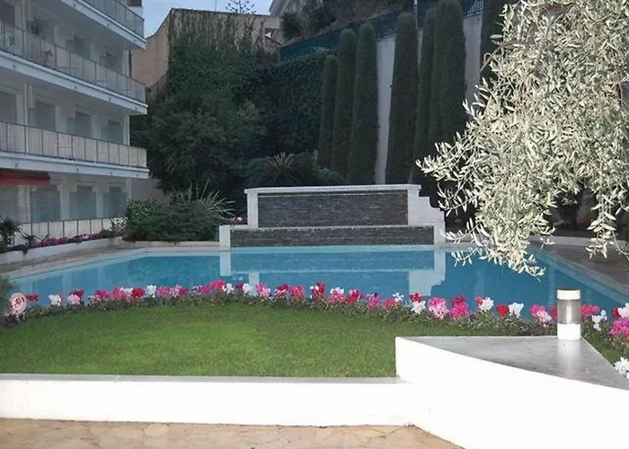 Menton: 3p Avec Terrasse, Parking, Proche Plages Et Centre - Fr-1-196-230 *